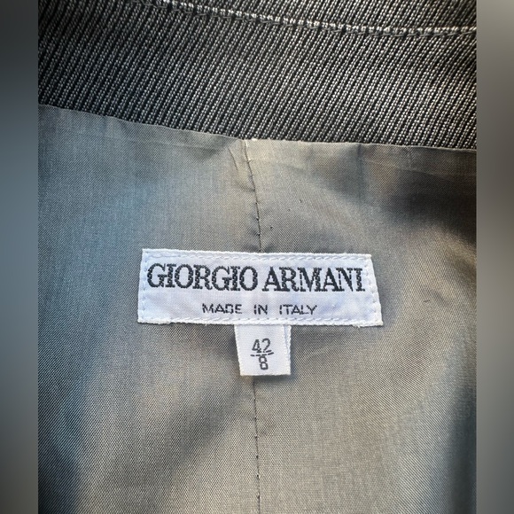 Giorgio Armani Vintage blazer/suit jacket
Made in Italy
Size 8 (IT 42) - Picture 4 of 6